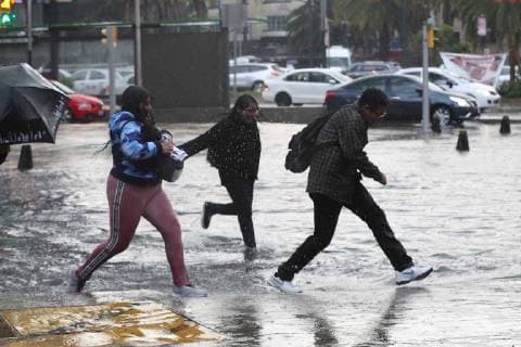 June 30, 2018 - EUM20180630NAC08.JPG.CIUDAD DE MEXICO, Rains Lluvias-CDMX.- Aspecto de la lluvia que se registro este sabado 30 de junio de 2018, en la zona centro de la Ciudad de Mexico. Autoridades capitalinas informaron que las precipitaciones fuertes se registraron en al menos dos delegaciones. Foto: Agencia EL UNIVERSAL Berenice Fregoso MAR.  - ZUMAu78_ 20180630_zaf_u78_067 Copyright: xIrvinxOlivaresx
