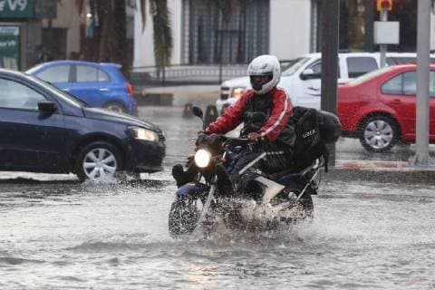 June 30, 2018 - EUM20180630NAC07.JPG.CIUDAD DE MEXICO, Rains Lluvias-CDMX.- Aspecto de la lluvia que se registro este sabado 30 de junio de 2018, en la zona centro de la Ciudad de Mexico. Autoridades capitalinas informaron que las precipitaciones fuertes se registraron en al menos dos delegaciones. Foto: Agencia EL UNIVERSAL Berenice Fregoso MAR.  - ZUMAu78_ 20180630_zaf_u78_068 Copyright: xIrvinxOlivaresx