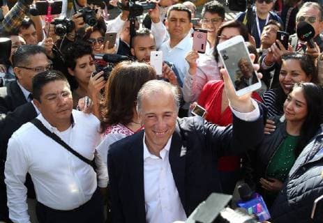 Official presidential candidate of the Institutional Revolutionary Party (PRI), Jose Antonio Meade (C), shows a picture of his father, Dionisio Meade, on his smartphone as he arrives to a polling station, in Mexico City, Mexico, 01 July 2018. A total of 89 million Mexicans will elect 3,400 public officials, including the president of the country, 128 senators, 500 deputies, eight governors and the head of government of Mexico City. Elections Mexico 2018 !ACHTUNG: NUR REDAKTIONELLE NUTZUNG!  Copyright: xALEXxCRUZx MEX28 20180701-636660636648572084