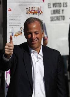 News Bilder des Tages Official presidential candidate of the Institutional Revolutionary Party (PRI), Jose Antonio Meade (C), gives a thumbs up after casting his vote at a polling station, in Mexico City, Mexico, 01 July 2018. A total of 89 million Mexicans will elect 3,400 public officials, including the president of the country, 128 senators, 500 deputies, eight governors and the head of government of Mexico City. Elections Mexico 2018 !ACHTUNG: NUR REDAKTIONELLE NUTZUNG!  Copyright: xALEXxCRUZx MEX28 20180701-636660639575302012