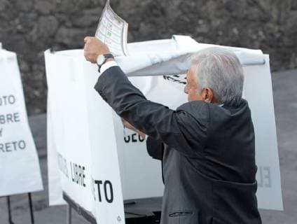 Leftist presidential candidate of the National Regeneration Movement (MORENA), Andres Manuel Lopez Obrador, casts his ballot for the presidential and legislative elections at a polling station in Mexico City, Mexico, 01 July 2018. A total of 89 million Mexicans will elect 3,400 public officials, including the president of the country, 128 senators, 500 deputies, eight governors and the head of government of Mexico City. Elections Mexico 2018 !ACHTUNG: NUR REDAKTIONELLE NUTZUNG!  Copyright: xMARIOxGUZMANx MEX13 20180701-636660640316557093