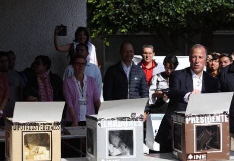 Official presidential candidate of the Institutional Revolutionary Party (PRI), Jose Antonio Meade (R), casts his vote at a polling station, in Mexico City, Mexico, 01 July 2018. A total of 89 million Mexicans will elect 3,400 public officials, including the president of the country, 128 senators, 500 deputies, eight governors and the head of government of Mexico City. Elections Mexico 2018 !ACHTUNG: NUR REDAKTIONELLE NUTZUNG!  Copyright: xALEXxCRUZx MEX29 20180701-636660640977342605