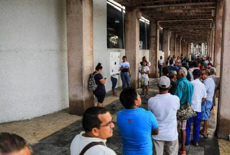 Voters queue to cast their votes at a polling station in Acapulco, Mexico, during elections 01 July 2018. Mexicans are called to vote in presidential and legislative elections to choose 3,400 public servants including the president of the country, 128 senators, 500 deputies, eight governors and Mexico City s mayor. Elections in Mexico !ACHTUNG: NUR REDAKTIONELLE NUTZUNG!  Copyright: xDavidxGuzmánx ACP03 20180701-636660641752347584