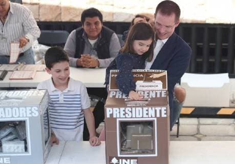 July 1, 2018 - EUM20180701POL37.JPG .QUERETARO, Qro. ElectionsElecciones-Anaya.- Ricardo Anaya, aspirante de la coalicion Por Mexico al Frente a la Presidencia, acude acompanado de su familia a la casilla que le corresponde en la capital queretana para emitir su voto, en esta jornada electoral del 1 de julio de 2018. Foto: Agencia EL UNIVERSALAriel OjedaEELG  - ZUMAu78_ 20180701_zaf_u78_046 Copyright: xElxUniversalx
