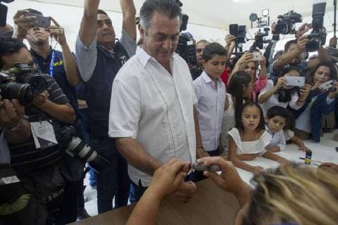 The independent candidate Jaime Rodriguez Calderon, known as El Bronco , votes accompanied by his family in the municipality of Garza Garcia, in Monterrey, Mexico, 01 July 2018. The 89 million Mexicans who are on the electoral roll will elect 3,400 public officials, including the president of the country, 128 senators, 500 deputies, eight governors and the head of government of Mexico City. General Elections Mexico 2018 !ACHTUNG: NUR REDAKTIONELLE NUTZUNG!  Copyright: xSTRx CMX01 20180701-636660749706184181