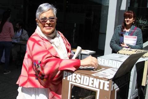 July 1, 2018 - EUM20180701ESP09.JPG.CIUDAD DE MEXICO, Elections Elecciones-2018.- La cantante Eugenia Leon emite su voto en la casilla colocada en el Inai, al sur de la Ciudad de Mexico, este 1 de julio de 2018. Foto: Agencia EL UNIVERSAL Carlos Mejia MAR.  - ZUMAu78_ 20180701_zaf_u78_062 Copyright: xCarlosxMejia ElxUniversalx