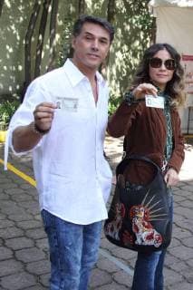 July 1, 2018 - EUM20180701POL61.JPG.CIUDAD DE MEXICO, Elections Elecciones.- El actor y candidato a una diputacion federal por el distrito 6 de la Ciudad de Mexico de la coalicion Juntos Haremos Historia, Sergio Mayer y su esposa, Issabela Camil, asisten a ejercer su voto al sur de la Ciudad de Mexico. Foto: Agencia EL UNIVERSAL Carlos Mejia MAR.  - ZUMAu78_ 20180701_zaf_u78_067 Copyright: xCarlosxMejia ElxUniversalx