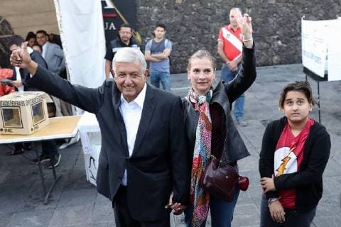 Wahlen in Mexiko - Lopez Obrador ist neuer Präsident July 1, 2018 - EUM20180701POL75.JPG .CIUDAD DE MEXICO. ElectionsElecciones-AMLO.- Andres Manuel Lopez Obrador, candidato de la coalicion Juntos Haremos Historia a la Presidencia, acude acompanado por su familia a emitir su voto, en la casilla que le corresponde en las instalaciones de la Comision Nacional del Agua (Conagua) en Copilco, este 1 de julio de 2018. Foto: Agencia EL UNIVERSALValente RosasEELG  - ZUMAu78_ 20180701_zaf_u78_094 Copyright: xElxUniversalx