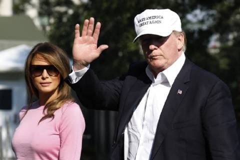 News Bilder des Tages U.S. President Donald Trump waves as walks with First Lady Melania Trump on the South Lawn of the White House upon their return to Washington on July 1, 2018 from Bedminster, NJ.  WAPG2018070101 YURIxGRIPAS