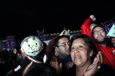 Hundreds of supporters of leftist candidate Andres Manuel Lopez Obrador await his arrival to Zocalo (Constitution Square), in Mexico City, Mexico, 01 June 2018. Lopez Obrador thanked his opponents who have acknowledged that he won the Presidency of Mexico, in line with exit polls. Lopez Obrador thanks opponents for admitting that he won the Presidency of Mexico !ACHTUNG: NUR REDAKTIONELLE NUTZUNG!  Copyright: xSáshenkaxGutiérrezx MEX150 20180702-636661081320682417