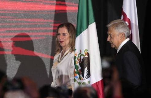 The leftist leader Andres Manuel Lopez Obrador, from Movimiento Regeneracion Nacional (Morena), arrives at a hotel to deliver statements accompanied by his wife Beatriz Gutierrez Müller, in Mexico City, Mexico, 01 July 2018. Obrador declared his victory as president of Mexico today and thanked his opponents for recognizing his electoral triumph. Lopez Obrador declares his victory as president of Mexico !ACHTUNG: NUR REDAKTIONELLE NUTZUNG!  Copyright: xMarioxGuzmánx MEX170 20180702-636661108672357213