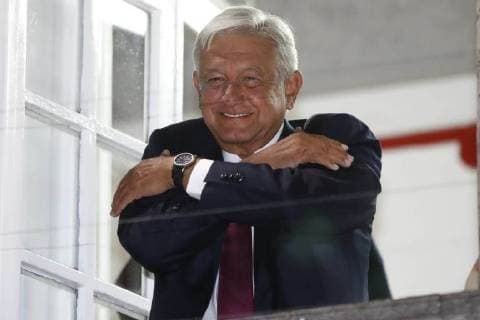 News Bilder des Tages Wahlen in Mexiko - Lopez Obrador ist neuer Präsident July 1, 2018 - EUM20180701POL179.JPG.CIUDAD DE MEXICO.- Election Elecciones-AMLO.- Andres Manuel Lopez Obrador, virtual ganador de las elecciones presidenciales, saluda a sus simpatizantes en su casa de campana, la noche del domingo 1 de julio de 2018. Foto: Agencia EL UNIVERSAL Yadin Xolalpa RCC.  - ZUMAu78_ 20180701_zaf_u78_231 Copyright: xYadinxXolalpaxElxUniversalx