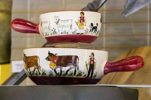 CHE, Schweiz, Appenzell, 23.06.2018: Caquelon, Appenzeller Fondue ist eine Käsespezialität aus dem Appenzeller Land in der Schweiz. *** CHE Switzerland Appenzell 23 06 2018 Caquelon Appenzeller Fondue is a cheese specialty from the Appenzell region in Switzerland