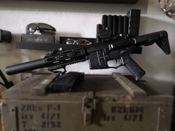 Airsoft weapon M4 or AR15 on ammunition box with magazine behind Goggles and magazines on a shelf Theme image Symbolbild Airsoft weapon M4 AR15 02 07 18 Solingen NRW Germany Copyright: xdnet_cdnx