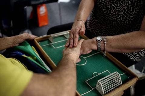 Sao Paulo, Blinden wir das Geschehen bei der Fußball WM vermittelt July 2, 2018 - Sao Paulo, Brazil - a group of visually impaired and also hearing, receive support from interpreters to follow the game between Brazil and Mexico of the FIFA World Cup 2018 in a support center in Sao Paulo Sao Paulo Brazil - ZUMAo70_ 20180702_zap_o70_001 Copyright: xDarioxOliveirax