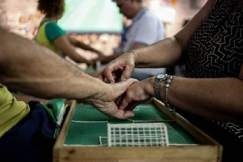 Sao Paulo, Blinden wir das Geschehen bei der Fußball WM vermittelt July 2, 2018 - Sao Paulo, Brazil - a group of visually impaired and also hearing, receive support from interpreters to follow the game between Brazil and Mexico of the FIFA World Cup 2018 in a support center in Sao Paulo Sao Paulo Brazil - ZUMAo70_ 20180702_zap_o70_003 Copyright: xDarioxOliveirax