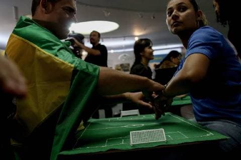 Sao Paulo, Blinden wir das Geschehen bei der Fußball WM vermittelt July 2, 2018 - Sao Paulo, Brazil - a group of visually impaired and also hearing, receive support from interpreters to follow the game between Brazil and Mexico of the FIFA World Cup 2018 in a support center in Sao Paulo Sao Paulo Brazil - ZUMAo70_ 20180702_zap_o70_004 Copyright: xDarioxOliveirax
