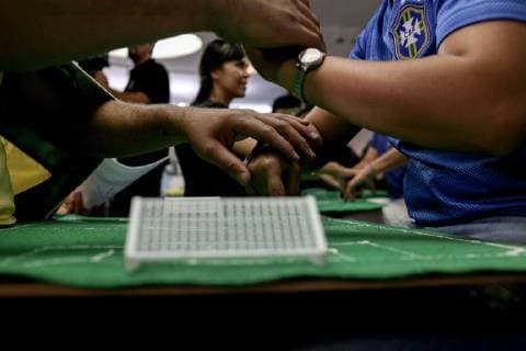 Sao Paulo, Blinden wir das Geschehen bei der Fußball WM vermittelt July 2, 2018 - Sao Paulo, Brazil - a group of visually impaired and also hearing, receive support from interpreters to follow the game between Brazil and Mexico of the FIFA World Cup 2018 in a support center in Sao Paulo Sao Paulo Brazil - ZUMAo70_ 20180702_zap_o70_005 Copyright: xDarioxOliveirax