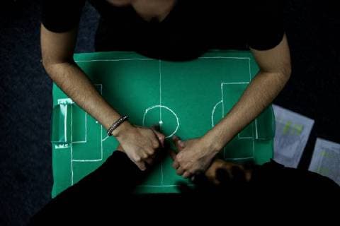 Sao Paulo, Blinden wir das Geschehen bei der Fußball WM vermittelt July 2, 2018 - Sao Paulo, Brazil - a group of visually impaired and also hearing, receive support from interpreters to follow the game between Brazil and Mexico of the FIFA World Cup 2018 in a support center in Sao Paulo Sao Paulo Brazil - ZUMAo70_ 20180702_zap_o70_007 Copyright: xDarioxOliveirax