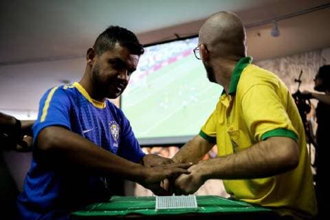 Sao Paulo, Blinden wir das Geschehen bei der Fußball WM vermittelt July 2, 2018 - Sao Paulo, Brazil - a group of visually impaired and also hearing, receive support from interpreters to follow the game between Brazil and Mexico of the FIFA World Cup 2018 in a support center in Sao Paulo Sao Paulo Brazil - ZUMAo70_ 20180702_zap_o70_009 Copyright: xDarioxOliveirax