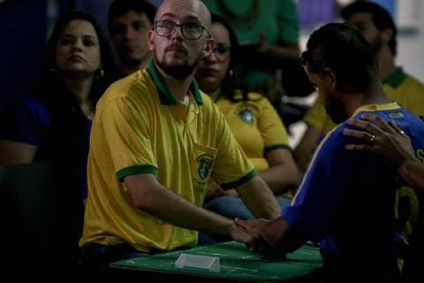 Sao Paulo, Blinden wir das Geschehen bei der Fußball WM vermittelt July 2, 2018 - Sao Paulo, Brazil - a group of visually impaired and also hearing, receive support from interpreters to follow the game between Brazil and Mexico of the FIFA World Cup 2018 in a support center in Sao Paulo Sao Paulo Brazil - ZUMAo70_ 20180702_zap_o70_010 Copyright: xDarioxOliveirax