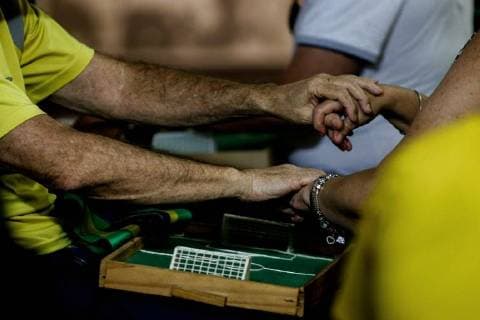 Sao Paulo, Blinden wir das Geschehen bei der Fußball WM vermittelt July 2, 2018 - Sao Paulo, Brazil - a group of visually impaired and also hearing, receive support from interpreters to follow the game between Brazil and Mexico of the FIFA World Cup 2018 in a support center in Sao Paulo Sao Paulo Brazil - ZUMAo70_ 20180702_zap_o70_011 Copyright: xDarioxOliveirax