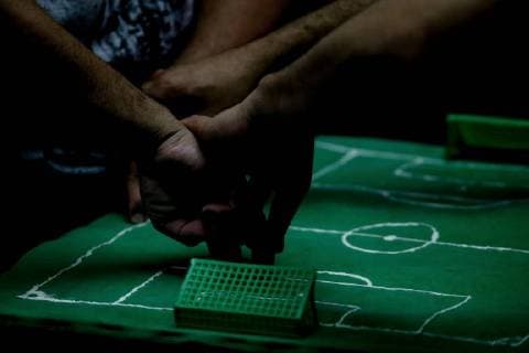 Sao Paulo, Blinden wir das Geschehen bei der Fußball WM vermittelt July 2, 2018 - Sao Paulo, Brazil - a group of visually impaired and also hearing, receive support from interpreters to follow the game between Brazil and Mexico of the FIFA World Cup 2018 in a support center in Sao Paulo Sao Paulo Brazil - ZUMAo70_ 20180702_zap_o70_012 Copyright: xDarioxOliveirax