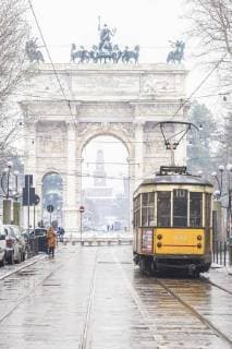 IMAGO Creative: Winter in der Stadt Traditional tram with Arch of Peace in the background, Milan, Lombardy, Northern Italy, Italy, Europe Copyright: FrancescoxBergamaschi 1269-101