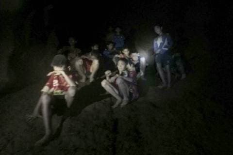 News Themen der Woche News-Bilder des Tages (180703) -- CHIANG RAI (THAILAND), July 3, 2018 () -- Photo provided by Thai Navy Seal shows trapped teenagers in a cave in Mae Sai, Chiang Rai province, northern Thailand, on July 2, 2018. Twelve teenagers and their football coach, trapped in a cave in northern Thailand for nine days, have been found alive on Monday night, Narongsak Osottanakorn, governor of Chiang Rai province said. () THAILAND-CHIANG RAI-MISSING FOOTBALLERS-RESCUE Xinhua 