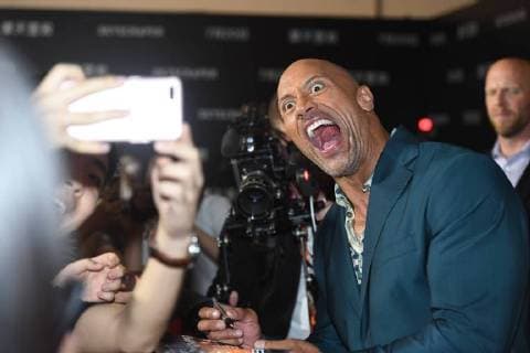 Entertainment Themen der Woche KW26 Entertainment-Bilder des Tages American actor Dwayne Johnson makes a face as he signs autographs for fans upon arrival on the red carpet for a premiere event for the movie Skyscraper in Beijing, China, 2 July 2018. Dwayne Johnson teams with co-stars to premiere Skyscraper in Beijing  pbu828137_35