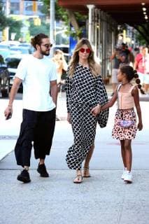 Entertainment Themen der Woche KW26 Entertainment-Bilder des Tages July 2, 2018 - New York, New York, United States - TV personality Heidi Klum and her boyfriend musician Tom Kaulitz walk in Tibeca with Klum s daughter Lou Samuel on July 2 2018 in New York City New York United States  - ZUMAny1_ 20180702_zaf_ny1_002 Copyright: xMikexReedx