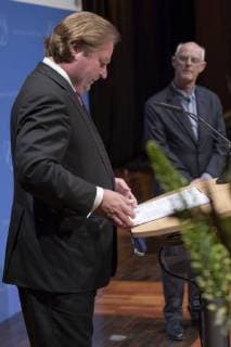Ministerpräsident Armin Laschet ehrt stellvertretent durch seinen Finanzminister Lutz Lienenkämper Bürger und Bürgerinnen die für Ihre außerordentlichen Leistungen für die Allgemeinheit erbracht haben im Museum Kunstpalast in Düsseldorf. Folgende Personen wurden mit dem Verdienstorden geehrt. Ulrich Banken, Josef Bellerich, Bundesminister a.D. Jochen Borchert, Prof. Dr. Hermann Bühlenbecker, Luise Carxon, Prof. Anthony Cragg, Freiherr Hubertus von Fürstenberg, Horst Dieter Gölzenleuchter, Prof. Dr. Andrej Gorak, Dr. Jürgen Benedikt Hüffler, Walter Koperber, Staatsminister a.D. Wolfram Kuschke, Theo Kutsch, Staatsminister a.D. Roswitha Müller Piepenkötter, Klaus Pavel, Bundesministerin a.D. UZlla Schmidt , Dr. h.c. Fritz Schramma, Bundesministerin a.D. Dr. Irmgard Schwaetzer. Düsseldorf Museum Kunstpalast Düsseldorf NRW De