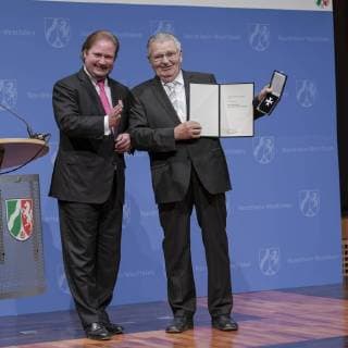 Ministerpräsident Armin Laschet ehrt stellvertretent durch seinen Finanzminister Lutz Lienenkämper Bürger und Bürgerinnen die für Ihre außerordentlichen Leistungen für die Allgemeinheit erbracht haben im Museum Kunstpalast in Düsseldorf. Folgende Personen wurden mit dem Verdienstorden geehrt. Ulrich Banken, Josef Bellerich, Bundesminister a.D. Jochen Borchert, Prof. Dr. Hermann Bühlenbecker, Luise Carxon, Prof. Anthony Cragg, Freiherr Hubertus von Fürstenberg, Horst Dieter Gölzenleuchter, Prof. Dr. Andrej Gorak, Dr. Jürgen Benedikt Hüffler, Walter Koperber, Staatsminister a.D. Wolfram Kuschke, Theo Kutsch, Staatsminister a.D. Roswitha Müller Piepenkötter, Klaus Pavel, Bundesministerin a.D. UZlla Schmidt , Dr. h.c. Fritz Schramma, Bundesministerin a.D. Dr. Irmgard Schwaetzer. Düsseldorf Museum Kunstpalast Düsseldorf NRW De