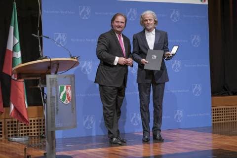 Ministerpräsident Armin Laschet ehrt stellvertretent durch seinen Finanzminister Lutz Lienenkämper Bürger und Bürgerinnen die für Ihre außerordentlichen Leistungen für die Allgemeinheit erbracht haben im Museum Kunstpalast in Düsseldorf. Folgende Personen wurden mit dem Verdienstorden geehrt. Ulrich Banken, Josef Bellerich, Bundesminister a.D. Jochen Borchert, Prof. Dr. Hermann Bühlenbecker, Luise Carxon, Prof. Anthony Cragg, Freiherr Hubertus von Fürstenberg, Horst Dieter Gölzenleuchter, Prof. Dr. Andrej Gorak, Dr. Jürgen Benedikt Hüffler, Walter Koperber, Staatsminister a.D. Wolfram Kuschke, Theo Kutsch, Staatsminister a.D. Roswitha Müller Piepenkötter, Klaus Pavel, Bundesministerin a.D. UZlla Schmidt , Dr. h.c. Fritz Schramma, Bundesministerin a.D. Dr. Irmgard Schwaetzer. Düsseldorf Museum Kunstpalast Düsseldorf NRW De