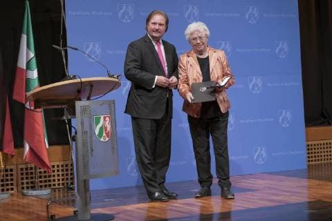 Ministerpräsident Armin Laschet ehrt stellvertretent durch seinen Finanzminister Lutz Lienenkämper Bürger und Bürgerinnen die für Ihre außerordentlichen Leistungen für die Allgemeinheit erbracht haben im Museum Kunstpalast in Düsseldorf. Folgende Personen wurden mit dem Verdienstorden geehrt. Ulrich Banken, Josef Bellerich, Bundesminister a.D. Jochen Borchert, Prof. Dr. Hermann Bühlenbecker, Luise Carxon, Prof. Anthony Cragg, Freiherr Hubertus von Fürstenberg, Horst Dieter Gölzenleuchter, Prof. Dr. Andrej Gorak, Dr. Jürgen Benedikt Hüffler, Walter Koperber, Staatsminister a.D. Wolfram Kuschke, Theo Kutsch, Staatsminister a.D. Roswitha Müller Piepenkötter, Klaus Pavel, Bundesministerin a.D. UZlla Schmidt , Dr. h.c. Fritz Schramma, Bundesministerin a.D. Dr. Irmgard Schwaetzer. Düsseldorf Museum Kunstpalast Düsseldorf NRW De