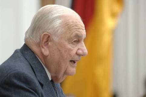 Im Landtag des Saarlandes in Saarbrücken finden am Mittwoch (24.10.2007) Feierlichkeiten anlässlich 60 Jahre konstituierende Sitzung statt. Dazu halten Publizist Prof. Dr. Alfred Grosser und Landtagspräsident Hans Ley (CDU) einen Festvortrag. Hier im Bild: Prof. Dr. Alfred Grosser bei seiner Rede. *** In the state parliament of the Saarland in Saarbruecken on Wednesday 24 10 2007 festivities on the occasion of 60 years constituent meeting instead To hold publicist Prof Dr Alfred Grosser and President of the Parliament Hans Ley CDU a lecture Here in the picture Prof Dr Alfred Grosser in his speech