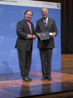 Ministerpräsident Armin Laschet ehrt stellvertretent durch seinen Finanzminister Lutz Lienenkämper Bürger und Bürgerinnen die für Ihre außerordentlichen Leistungen für die Allgemeinheit erbracht haben im Museum Kunstpalast in Düsseldorf. Folgende Personen wurden mit dem Verdienstorden geehrt. Ulrich Banken, Josef Bellerich, Bundesminister a.D. Jochen Borchert, Prof. Dr. Hermann Bühlenbecker, Luise Carxon, Prof. Anthony Cragg, Freiherr Hubertus von Fürstenberg, Horst Dieter Gölzenleuchter, Prof. Dr. Andrej Gorak, Dr. Jürgen Benedikt Hüffler, Walter Koperber, Staatsminister a.D. Wolfram Kuschke, Theo Kutsch, Staatsminister a.D. Roswitha Müller Piepenkötter, Klaus Pavel, Bundesministerin a.D. UZlla Schmidt , Dr. h.c. Fritz Schramma, Bundesministerin a.D. Dr. Irmgard Schwaetzer. Düsseldorf Museum Kunstpalast Düsseldorf NRW De