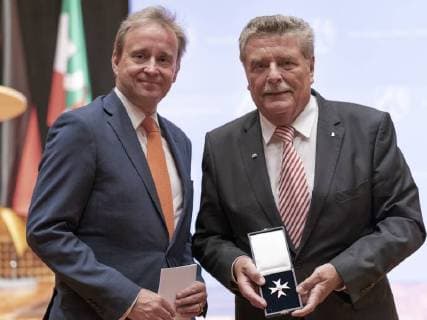 Ministerpräsident Armin Laschet ehrt stellvertretent durch seinen Finanzminister Lutz Lienenkämper Bürger und Bürgerinnen die für Ihre außerordentlichen Leistungen für die Allgemeinheit erbracht haben im Museum Kunstpalast in Düsseldorf. Folgende Personen wurden mit dem Verdienstorden geehrt. Ulrich Banken, Josef Bellerich, Bundesminister a.D. Jochen Borchert, Prof. Dr. Hermann Bühlenbecker, Luise Carxon, Prof. Anthony Cragg, Freiherr Hubertus von Fürstenberg, Horst Dieter Gölzenleuchter, Prof. Dr. Andrej Gorak, Dr. Jürgen Benedikt Hüffler, Walter Koperber, Staatsminister a.D. Wolfram Kuschke, Theo Kutsch, Staatsminister a.D. Roswitha Müller Piepenkötter, Klaus Pavel, Bundesministerin a.D. UZlla Schmidt , Dr. h.c. Fritz Schramma, Bundesministerin a.D. Dr. Irmgard Schwaetzer. Düsseldorf Museum Kunstpalast Düsseldorf NRW De
