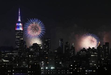 News Themen der Woche News Bilder des Tages Fireworks explode over the Empire State Building and the Manhattan Skyline for Macy s 4th of July Fireworks Spectacular on Independence Day in New York City on July 4, 2018.  NYP20180704154 JOHNxANGELILLO