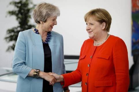 News Themen der Woche News Bilder des Tages Bundeskanzlerin Angela Merkel (r), CDU, trifft die Premierministerin des Vereinigten Koenigreichs Grossbritannien und Nordirland, Theresa May, im Kanzleramt, 05.07.2018, Berlin. Berlin Deutschland *** German Chancellor Angela Merkel r CDU meets Prime Minister of the United Kingdom of Great Britain and Northern Ireland Theresa May at the Chancellery 05 07 2018 Berlin Berlin Germany Copyright: xIngaxKjer photothek.netx