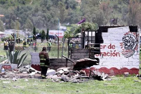 July 5, 2018 - EUM20180705NAC08.JPG.TULTEPEC, Mex.- Explosion-Edomex.- Una serie de explosiones en talleres de fabricacion de pirotecnia en la Saucera, de este municipio del Estado de Mexico, deja al menos 19 personas fallecidas y 40 lesionadas. Al lugar acudieron los cuerpos de emergencia, asi como policias estatales y elementos del Ejercito Mexicano. Los heridos fueron trasladados en helicopteros. Foto: Agencia EL UNIVERSAL RCC  - ZUMAu78_ 20180705_zaf_u78_037 Copyright: xValentexRosasx