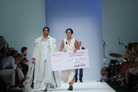 Berlin: Fashion Awards by ACTE Berlin: Designer and finalist Julia Velazquez Charro acknowledges the applause of the guests on the runway at the Rebelpin - Fashion Awards By Acte show during the Berlin Fashion Week Spring Summer 2019 at ewerk on July 5, 2018. Berlin Berlin-Mitte Germany  SimonexKuhlmey