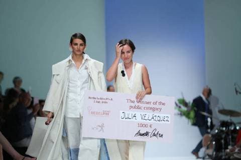 Berlin: Fashion Awards by ACTE Berlin: Designer and finalist Julia Velazquez Charro acknowledges the applause of the guests on the runway at the Rebelpin - Fashion Awards By Acte show during the Berlin Fashion Week Spring Summer 2019 at ewerk on July 5, 2018. Berlin Berlin-Mitte Germany  SimonexKuhlmey