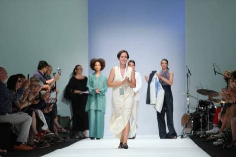 Berlin: Fashion Awards by ACTE Berlin: Designer and finalist Julia Velazquez Charro acknowledges the applause of the guests on the runway at the Rebelpin - Fashion Awards By Acte show during the Berlin Fashion Week Spring Summer 2019 at ewerk on July 5, 2018. Berlin Berlin-Mitte Germany  SimonexKuhlmey