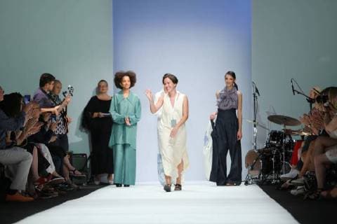 Berlin: Fashion Awards by ACTE Berlin: Designer and finalist Julia Velazquez Charro acknowledges the applause of the guests on the runway at the Rebelpin - Fashion Awards By Acte show during the Berlin Fashion Week Spring Summer 2019 at ewerk on July 5, 2018. Berlin Berlin-Mitte Germany  SimonexKuhlmey