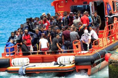News Themen der Woche News Bilder des Tages Spanish Maritime Rescue Services prepare to bring ashore a total of 70 rescued migrants in Tarifa, southern Spain, 06 July 2018, while trying to reach Spanish soil traveling on a boat. A total of 70 rescued migrants in Tarifa !ACHTUNG: NUR REDAKTIONELLE NUTZUNG!  Copyright: xA.CarrascoxRagelx GRAF5002 20180706-636665044851804065