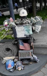 20 Jahre Anschläge vom 11. September: Gedenkkultur in den USA NEW JERSEY CITY NEW JERSEY USA 08JUNE 2018_ 9 11 memorial of fireman who gave life in 9 11 memrial is over hudson rive in New Jersey over looking view of World Trade Center in New York Manhattan (Photo.Francis Dean Deanpictures. 