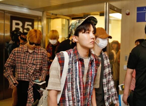 **TAIWAN OUT**J-Hope of South Korean boy band BTS, also known as the Bangtan Boys, arrives at the Taoyuan International Airport in Taipei, Taiwan, 6 July 2018. South Korean boy band BTS chased by crowds of fans at Taipei airport  20180707_24701