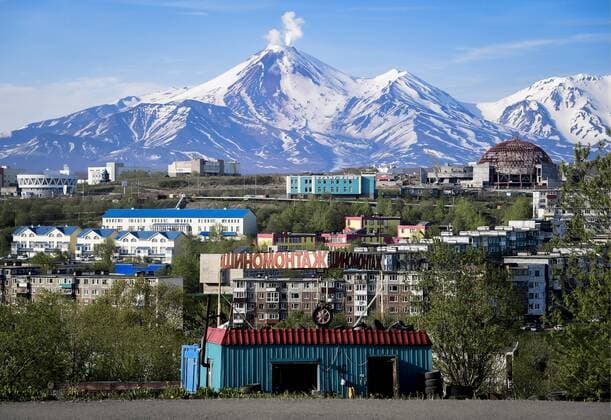 PETROPAVLOVSK-KAMCHATSKY, RUSSIA - JUNE 17, 2018: A view Avachinsky Stratovolcano (Avachinskaya Sopka) from a street in the city of Petropavlovsk-Kamchatsky. Yuri Smityuk TASS  TS088548