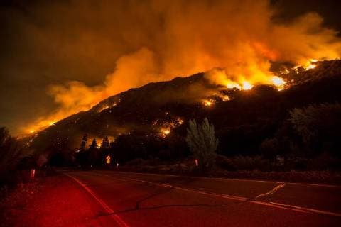 News Themen der Woche News Bilder des Tages July 7, 2018 - Forest Falls, California, U.S - A large wildfire broke out in Forest Falls off Highway 38 on Friday July 06, 2018. Extreme heat and winds helped spread the fire to over 1000 acres with 0% containment. The city of Forest Falls is under mandatory evacuation. Forest Falls U.S. - ZUMAw134 20180707_zap_w134_006 Copyright: xKevinxWarnx